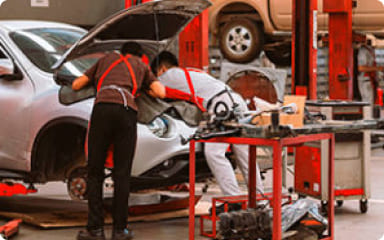 Alumnos de la carrera profesional de MECÁNICA AUTOMOTRIZ Trabajando en su taller | Carreras Técnicas Cibertec