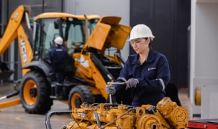 Alumna de la escuela de ingeniería de Cibertec realizando el mantenimiento de maquinaria industrial.