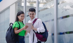 Alumnos de la escuela de administración y negocios de Cibertec revisando asignaciones.