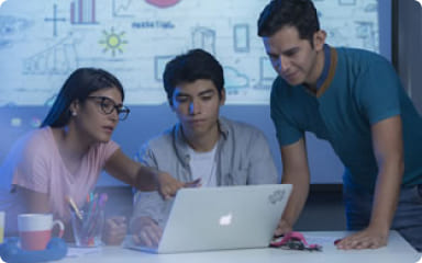 Alumnos de la carrera presencial de ADMINISTRACION DE EMPRESAS de Cibertec estudiando | Carreras Técnicas Cibertec.