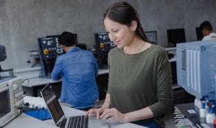 Alumno de la escuela de tecnología de la información de Cibertec Trabajando en IT.